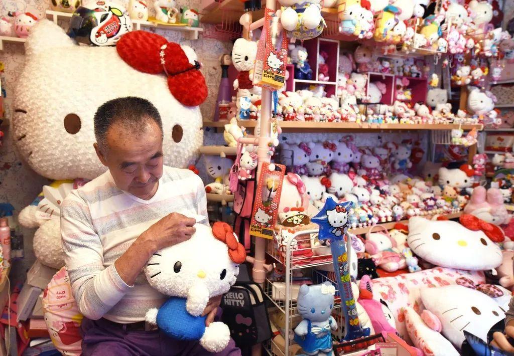 A Retired Police Officer with A Little Girl Inside - The Guinness World Records Holder with the Most Hello Kitty Items Is A Retired Japanese Policeman!