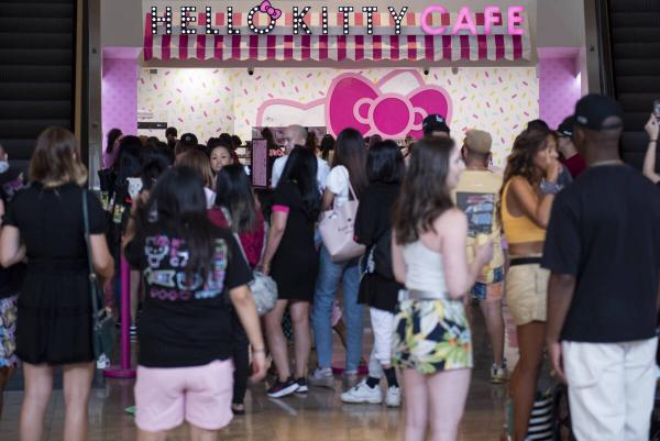 Hello Kitty Cafe at Fashion Show mall debuts